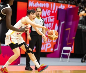 乐鱼体育集团-在场赢24分！中国女篮24岁1米86王牌闪耀：李梦替身变3D悍将