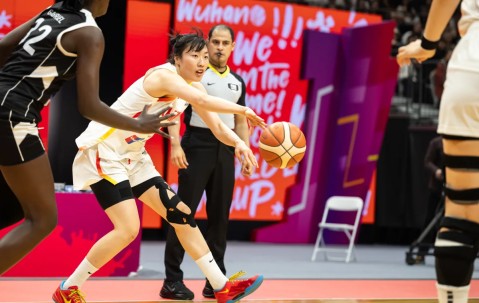 乐鱼体育集团-在场赢24分！中国女篮24岁1米86王牌闪耀：李梦替身变3D悍将