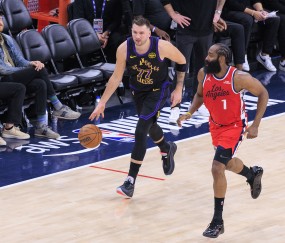 乐鱼体育集团-东契奇单场至少46分7板11助且命中8记三分 历史第二人&amp;比肩16哈登